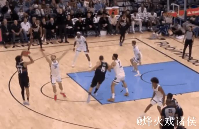 默里前三节高效表现：砍下21分2篮板3助攻，三分命中率达66%。